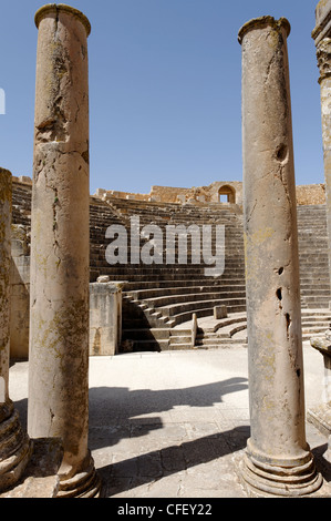 Dougga. La Tunisie. Vue par deux colonnes du coin de l'article de bien-préservés ancien théâtre romain. Datant de 168 ANNONCE Banque D'Images