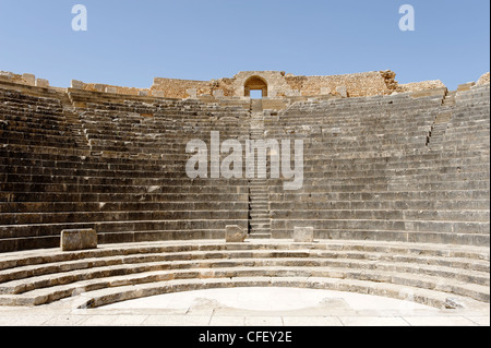 Dougga. La Tunisie. Vue sur les 3 niveaux de 19 lignes chacune, qui ont accueilli un public de 3500 de l'ancienne cité romaine bien conservée Banque D'Images