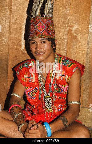 Iban homme en costume traditionnel hornbill au Nanga Sumpa longhouse au Sarawak, Bornéo, Malaisie Banque D'Images