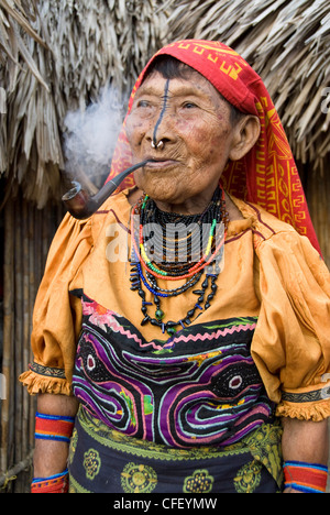 Femme Kuna fumant une pipe, Playon Chico Village, San Blas Kuna Yala (îles), Panama, Amérique Centrale Banque D'Images