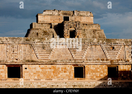 Le quadrangle Nunnery avec la Pyramide du Magicien dans l'arrière-plan, Uxmal, UNESCO World Heritage Site, Yucatan, Mexique Banque D'Images