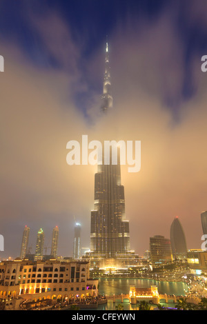 Burj Khalifa illumine les nuages et ses environs skyline at night, centre-ville, Dubaï, Émirats arabes unis, Moyen Orient Banque D'Images