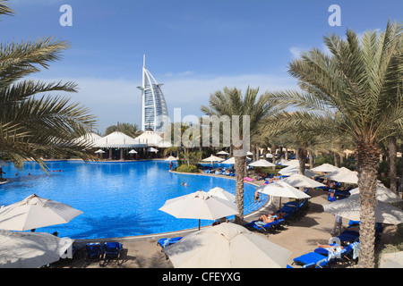 Burj Al Arab vu de la piscine de l'hôtel Madinat Jumeirah, la plage de Jumeirah, Dubai, Émirats arabes unis, Moyen Orient Banque D'Images