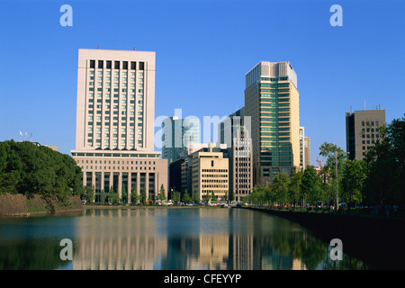 Le Japon, Honshu, Tokyo, douves du Palais Impérial et d'affaires de Marunouchi Skyline Banque D'Images