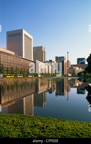 Le Japon, Honshu, Tokyo, douves du Palais Impérial et d'affaires de Marunouchi Skyline Banque D'Images