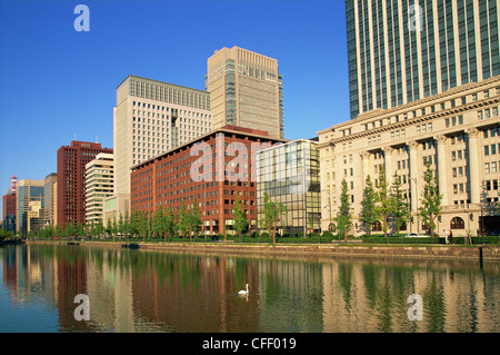 Le Japon, Honshu, Tokyo, douves du Palais Impérial et d'affaires de Marunouchi Skyline Banque D'Images