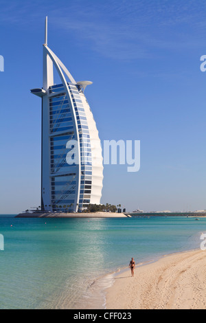 L'emblématique Burj Al Arab, Jumeirah, Dubai, Émirats arabes unis, Moyen Orient Banque D'Images