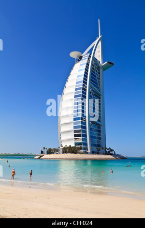 L'emblématique Burj Al Arab, Jumeirah, Dubai, Émirats arabes unis, Moyen Orient Banque D'Images