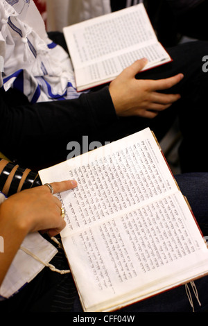 La lecture de la Torah dans une synagogue, Paris, France, Europe Banque D'Images