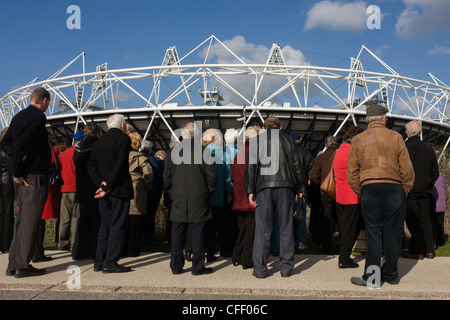 Visite de la Voie verte, le point de vue le plus proche pour en savoir plus sur le stade principal au Parc olympique de Stratford en 2012. Banque D'Images