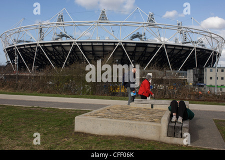 Visite de la Voie verte, le point de vue le plus proche pour en savoir plus sur le stade principal au Parc olympique de Stratford en 2012. Banque D'Images