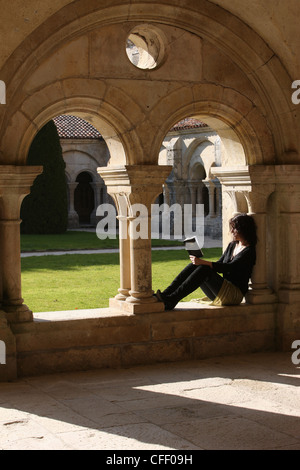 La lecture de la Bible dans l'église de l'abbaye de Fontenay, Bourgogne, France, Europe Banque D'Images