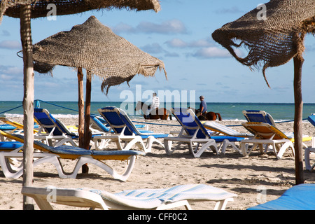 Scène de plage sur la côte méditerranéenne, dans la zone touristique, l'île de Djerba, Tunisie, Afrique du Nord, Afrique Banque D'Images