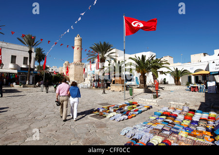 Magasin d'artisanat devant le Ribat, Place de la Grande Mosquée, Médina, Sousse, Tunisie, Afrique du Nord, Afrique Banque D'Images