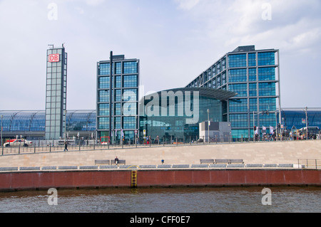 La gare Lehrter Bahnhof, vu de la Spree dans le centre de Berlin, Germany, Europe Banque D'Images