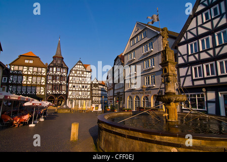 La place de la ville avec ses maisons à colombages à Fritzlar, Hesse, Germany, Europe Banque D'Images