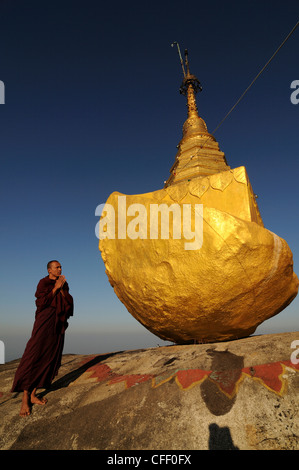 Un moine en prière sur la Pagode Kyaiktiyo connu sous le nom de golden rock au sommet du mont Kyaiktiyo, Myanmar, en Asie Banque D'Images