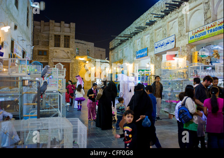 Les visiteurs dans le Bazar rénové Souq Waqif, Doha, Qatar, Moyen-Orient Banque D'Images