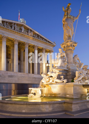 Fontaine avec Pallas Athene statue en face de la Maison du Parlement, 1. Bezirk, Vienne, Autriche, Europe Banque D'Images