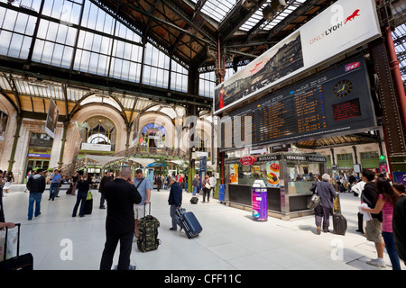 Les passagers qui traversent la gare, par le conseil d'arrivée ou de départ, la Gare de Lyon, Paris, France, Europe Banque D'Images