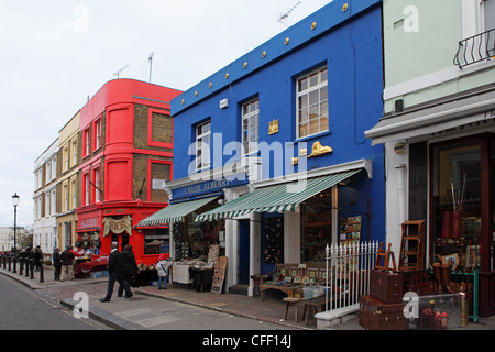 Boutiques colorées dans Portobello Road, célèbre pour son marché, Notting Hill, Londres, Angleterre, Royaume-Uni, Europe Banque D'Images