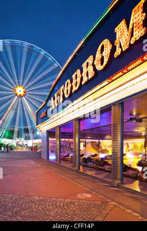 Auto tamponneuse et grande roue dans la soirée, Prater, Leopoldstadt, Vienne, Autriche, Europe Banque D'Images