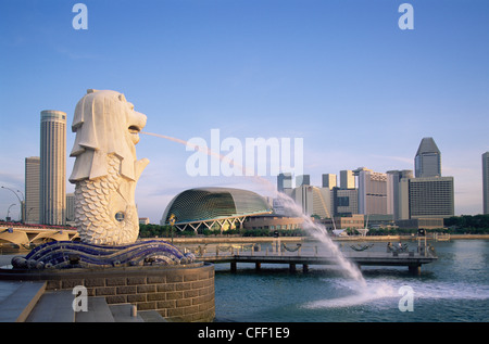 Singapour, statue du Merlion et de Suntec City Skyline
