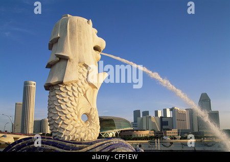 Singapour, statue du Merlion et de Suntec City Skyline Banque D'Images