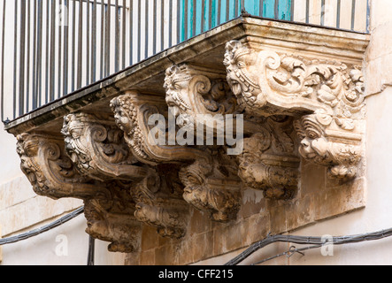 Balcon dans le style baroque typique Silician soutenu par masques grotesques et putti, et à la balustrade en fer forgé. Banque D'Images