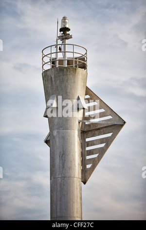 Partie supérieure du phare métallique moderne gris Banque D'Images