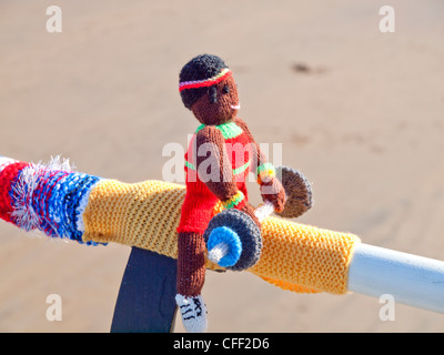 Bombardement de fils de la décoration des lieux publics avec des objets tricotés ici un thème qu'un haltérophile olympique sur main courante Saltburn pier Banque D'Images