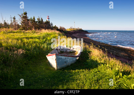 Dory anciens en bois en face du phare de Point Prim, Prince Edward Island, Canada Banque D'Images