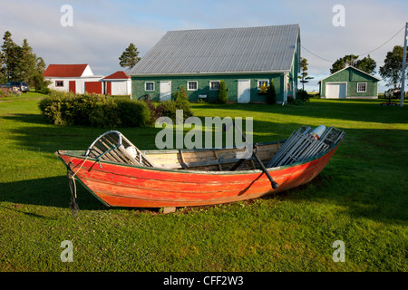 Dory en bois en face de la grange, Point Prim, Prince Edward Island, Canada Banque D'Images