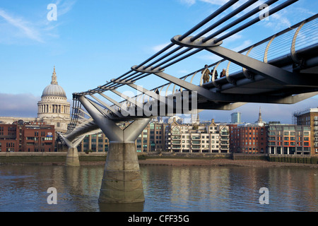 Les piétons sur le pont du Millénaire, traversant la Tamise, Londres, Angleterre, Royaume-Uni Banque D'Images