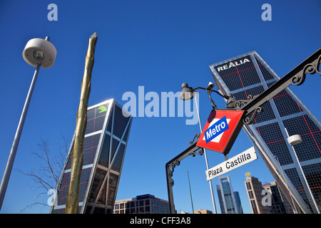 Tours Kio (Torres Kio) à la fin du Paseo de la Castellana, la Plaza Castilla, Madrid, Spain, Europe Banque D'Images