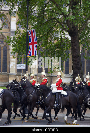 Household Cavalry Guards à l'extérieur de l'abbaye de Westminster pendant le mariage du Prince William à Kate Middleton, Londres, Angleterre, Royaume-Uni Banque D'Images