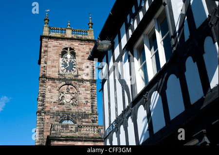 L'église St Alkmund et Black Bear Pub Whitchurch, Shropshire England UK Banque D'Images