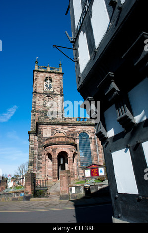 L'église St Alkmund et Black Bear Pub Whitchurch, Shropshire England UK Banque D'Images