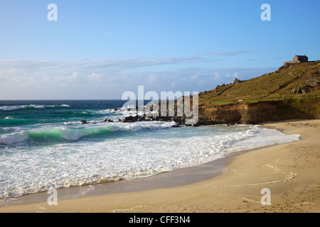 Surf en mer au large de Porthmeor beach de soleil du soir, chapelle saint Nicolas, sur l'île, St Ives, Cornwall, Angleterre, Royaume-Uni Banque D'Images