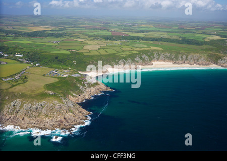 Photo aérienne des terres de la péninsule à la fin de l'est jusqu'à l'Ouest, théâtre Minnack Penwith, Cornwall, England, UK Banque D'Images