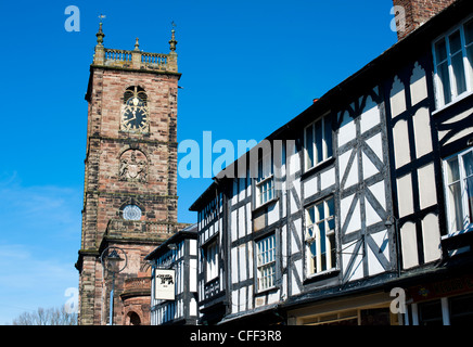 L'église St Alkmund et Black Bear Pub Whitchurch, Shropshire England UK Banque D'Images