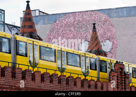 Réseau express régional avec un graffiti dans l'arrière-plan, Oberbaum Bridge, Friedrichshain, Berlin, Allemagne Banque D'Images