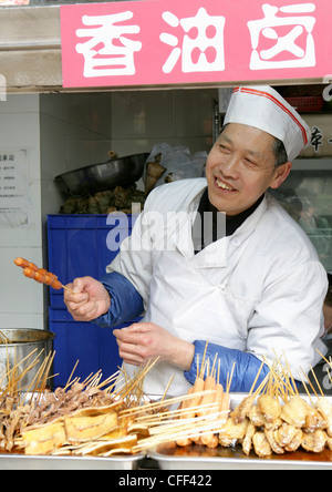 Snack-vendeur dans l'entreprise familiale, Chengdu, province du Sichuan, Chine, Asie Banque D'Images