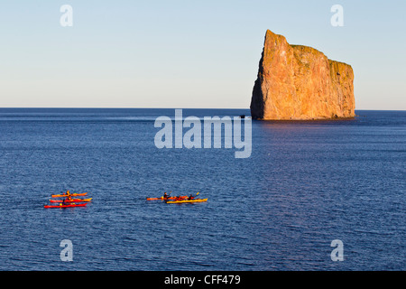 Les kayakistes en face du Rocher Percé, Percé, Gaspé, Québec, Canada Penninsula Banque D'Images