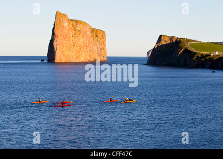 Les kayakistes en face du Rocher Percé, Percé, Gaspé, Québec, Canada Penninsula Banque D'Images