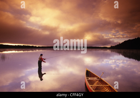 La pêche à la mouche sur 108 Mile Lake, British Columbia, Canada. Banque D'Images