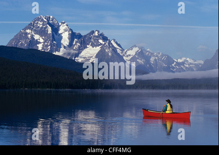 Canoë sur le Turner lacs, Tweedsmuir Park, British Columbia, Canada. Banque D'Images