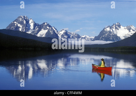 Canoë sur le Turner lacs, Tweedsmuir Park, British Columbia, Canada. Banque D'Images