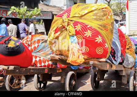 Mumbai, Inde de charrettes à file d'Dhobhi Ghat chargé avec du linge sale ladden pour traitement Banque D'Images