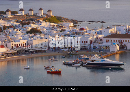 Cinq moulins à vent (Kato Mili), le vieux port, la ville de Mykonos, Chora, île de Mykonos, Cyclades, îles grecques, Grèce, Europe Banque D'Images